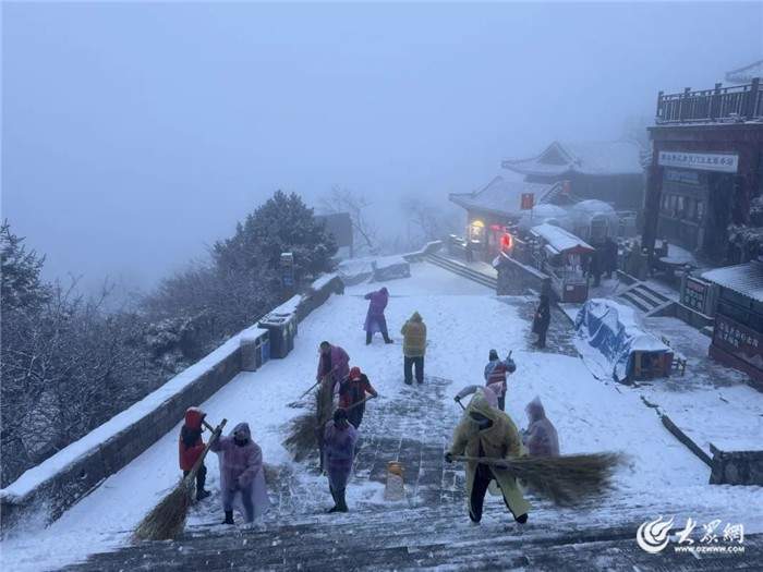 泰山迎今冬第一场降雪,泰山初冬迎来首场瑞雪