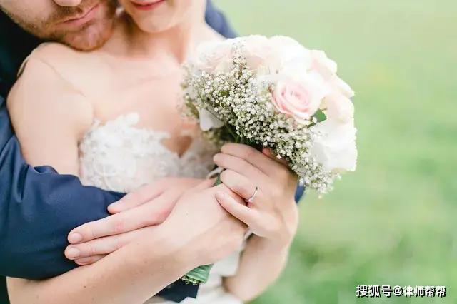 男朋友把女同事结婚送的定制可乐当纪念品,男友视女同事婚礼定制可乐为珍藏纪念品